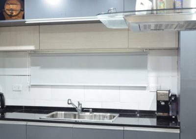 Elegancia Funcional: Roller Blackout en Cocina Moderna