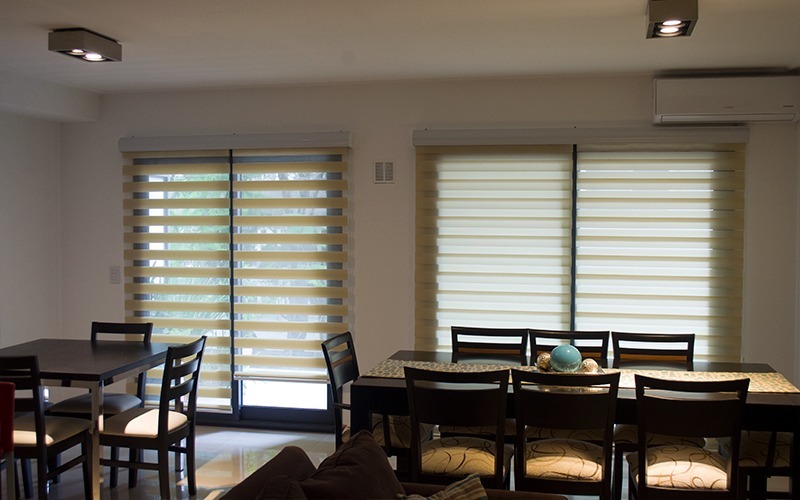 Armonía y Luz: Cortinas Eclipse en Departamento Moderno