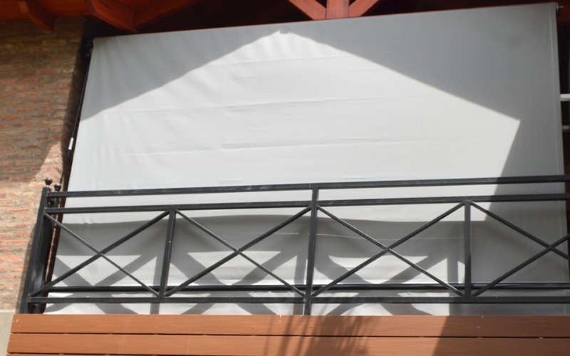 Toldo de Balcón en Chalet de Funes