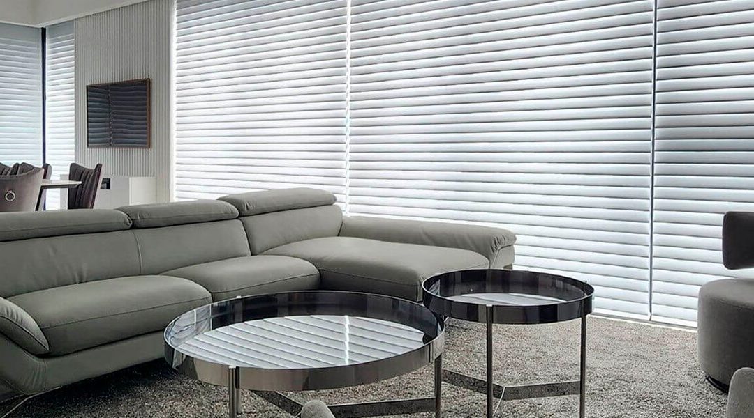 Modernidad y Luz: Cortinas Etienne en un Living Contemporáneo
