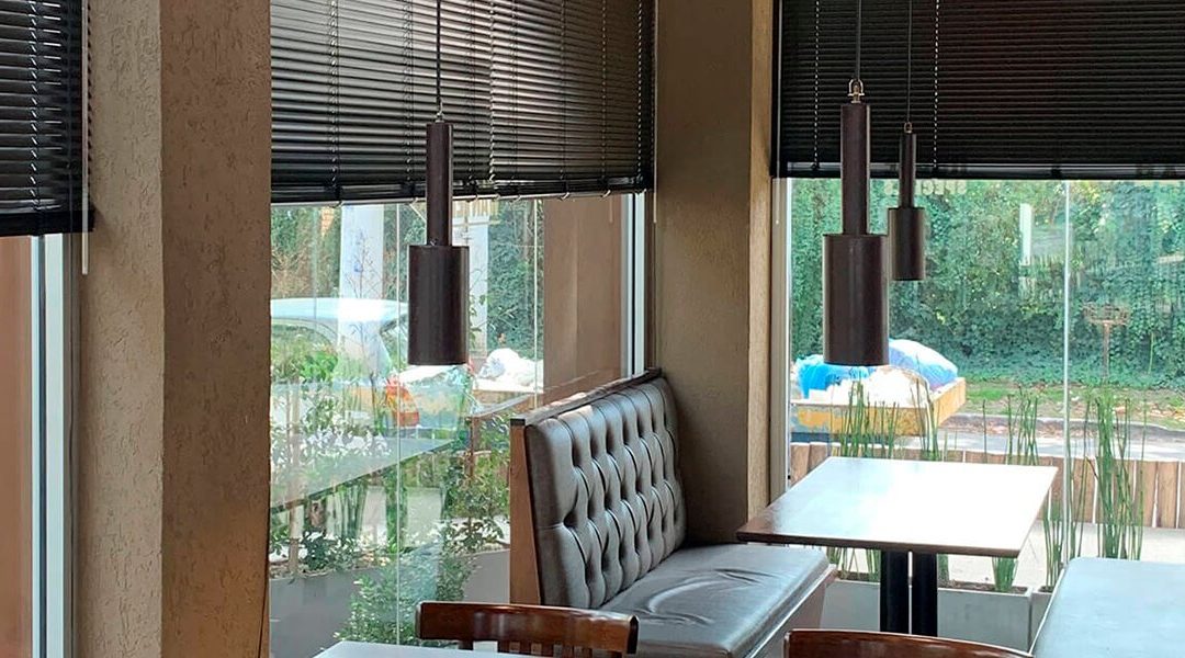 Estilo y Funcionalidad: Cortinas Venecianas de Aluminio en un Negocio Moderno
