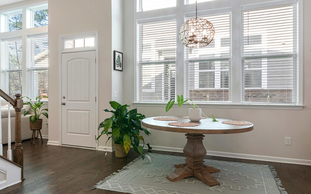 Estilo Moderno y Funcionalidad: Cortinas Venecianas en Living