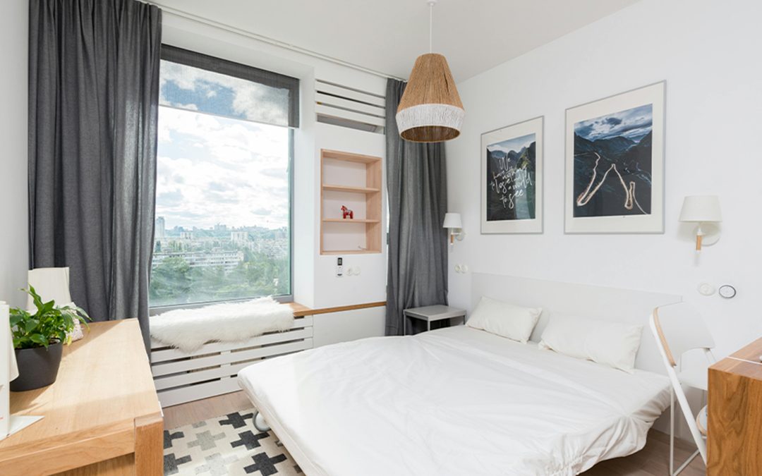 Diseño funcional en monoambiente: Roller Sunscreen y cortinas tradicionales